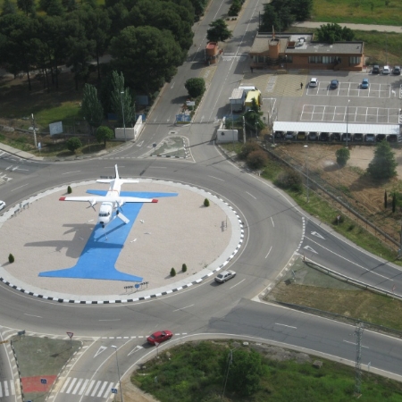 Rotonda de acceso al centro