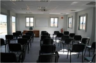 Interior del edificio en pista dedicado a la formación o eventos